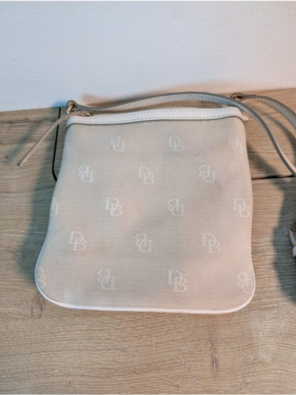Dooney Bourke Handbags Vintage Crossbody White Logo Distress Purse Bag - Picture 4 of 7